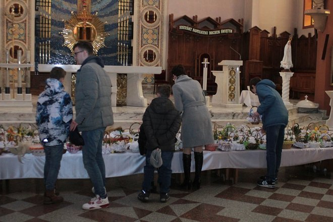 Wielka Sobota i święcenie wielkanocnych koszyczków w ostrołęckich parafiach [31.03.2018] - zdjęcie #36 - eOstroleka.pl