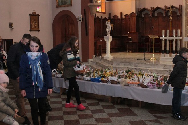 Wielka Sobota i święcenie wielkanocnych koszyczków w ostrołęckich parafiach [31.03.2018] - zdjęcie #35 - eOstroleka.pl