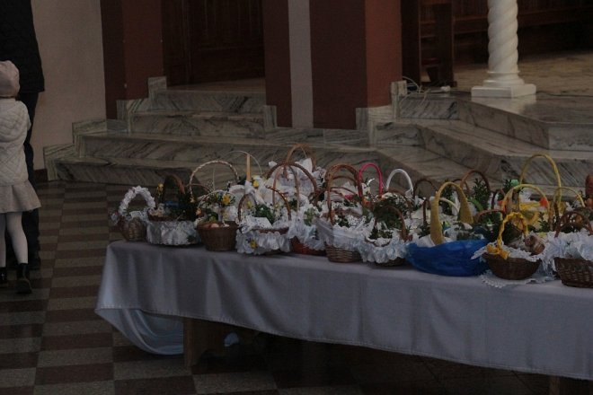 Wielka Sobota i święcenie wielkanocnych koszyczków w ostrołęckich parafiach [31.03.2018] - zdjęcie #34 - eOstroleka.pl