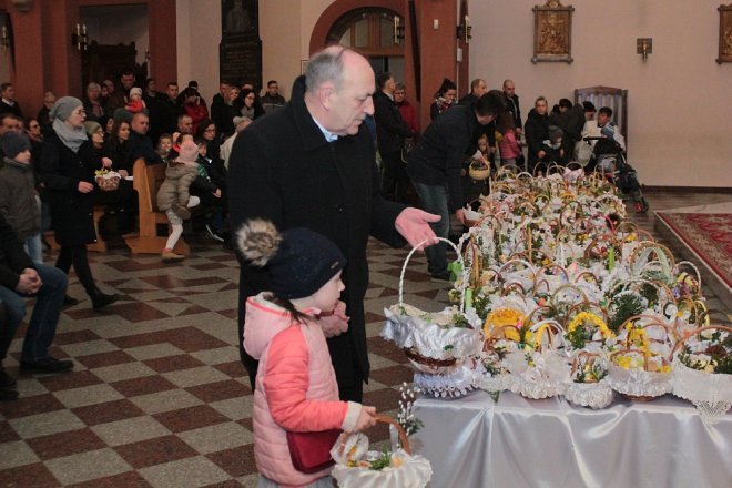 Wielka Sobota i święcenie wielkanocnych koszyczków w ostrołęckich parafiach [31.03.2018] - zdjęcie #30 - eOstroleka.pl