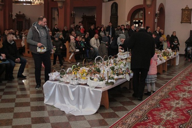 Wielka Sobota i święcenie wielkanocnych koszyczków w ostrołęckich parafiach [31.03.2018] - zdjęcie #29 - eOstroleka.pl