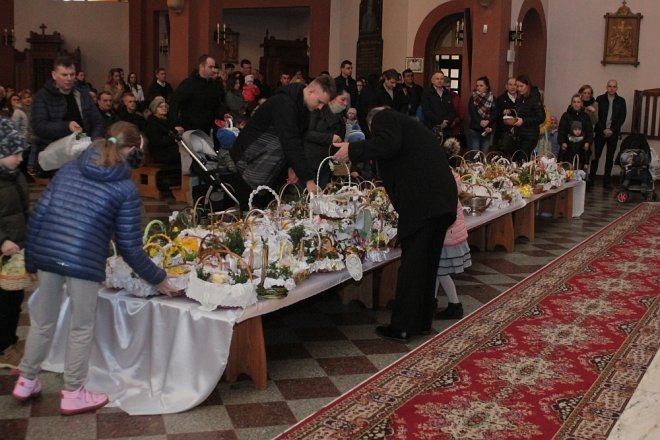 Wielka Sobota i święcenie wielkanocnych koszyczków w ostrołęckich parafiach [31.03.2018] - zdjęcie #27 - eOstroleka.pl