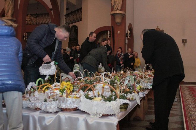 Wielka Sobota i święcenie wielkanocnych koszyczków w ostrołęckich parafiach [31.03.2018] - zdjęcie #26 - eOstroleka.pl