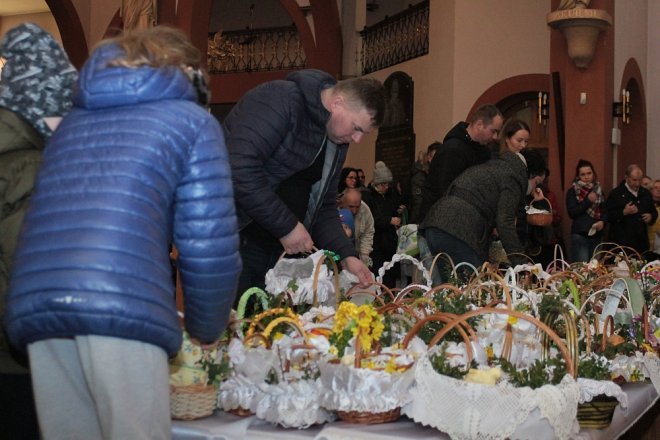 Wielka Sobota i święcenie wielkanocnych koszyczków w ostrołęckich parafiach [31.03.2018] - zdjęcie #25 - eOstroleka.pl