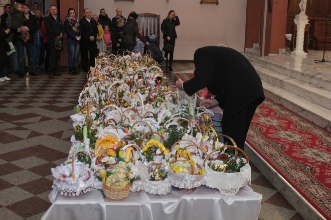 Wielka Sobota i święcenie wielkanocnych koszyczków w ostrołęckich parafiach [31.03.2018] - zdjęcie #20 - eOstroleka.pl