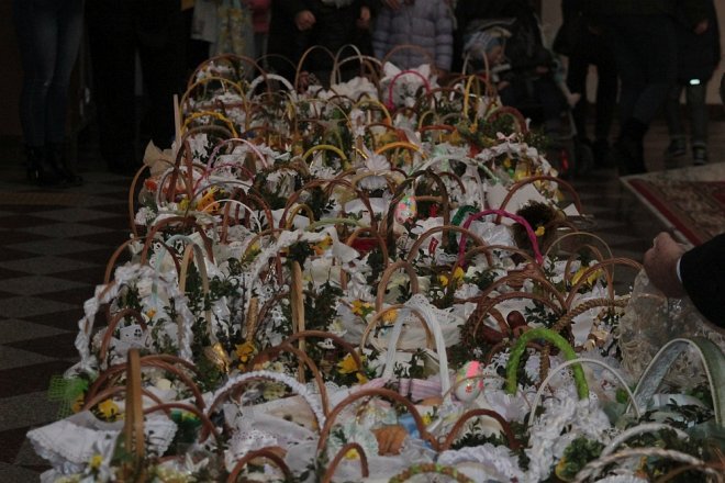 Wielka Sobota i święcenie wielkanocnych koszyczków w ostrołęckich parafiach [31.03.2018] - zdjęcie #19 - eOstroleka.pl