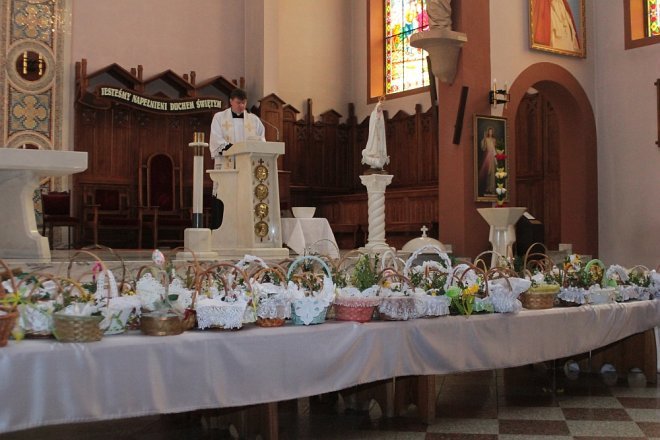 Wielka Sobota i święcenie wielkanocnych koszyczków w ostrołęckich parafiach [31.03.2018] - zdjęcie #18 - eOstroleka.pl