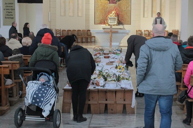 Wielka Sobota i święcenie wielkanocnych koszyczków w ostrołęckich parafiach [31.03.2018] - zdjęcie #14 - eOstroleka.pl