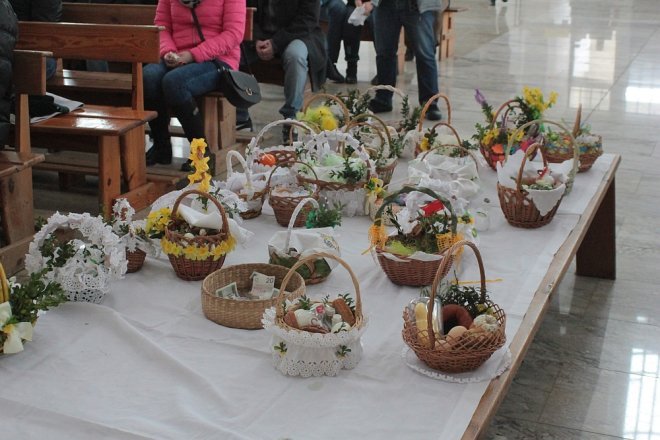 Wielka Sobota i święcenie wielkanocnych koszyczków w ostrołęckich parafiach [31.03.2018] - zdjęcie #11 - eOstroleka.pl