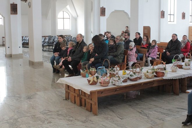 Wielka Sobota i święcenie wielkanocnych koszyczków w ostrołęckich parafiach [31.03.2018] - zdjęcie #4 - eOstroleka.pl