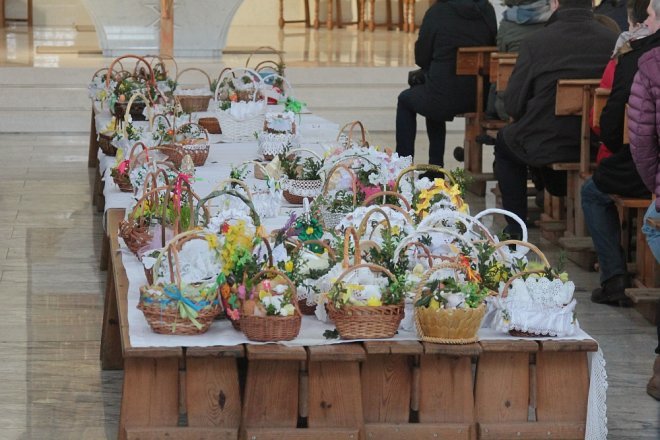 Wielka Sobota i święcenie wielkanocnych koszyczków w ostrołęckich parafiach [31.03.2018] - zdjęcie #3 - eOstroleka.pl