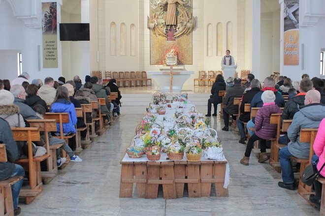 Wielka Sobota i święcenie wielkanocnych koszyczków w ostrołęckich parafiach [31.03.2018] - zdjęcie #2 - eOstroleka.pl
