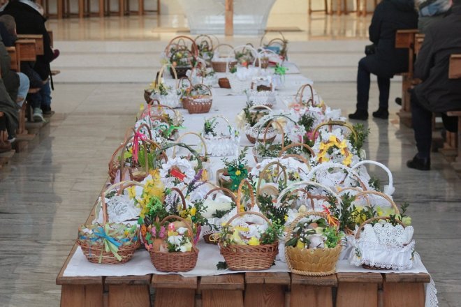 Wielka Sobota i święcenie wielkanocnych koszyczków w ostrołęckich parafiach [31.03.2018] - zdjęcie #1 - eOstroleka.pl