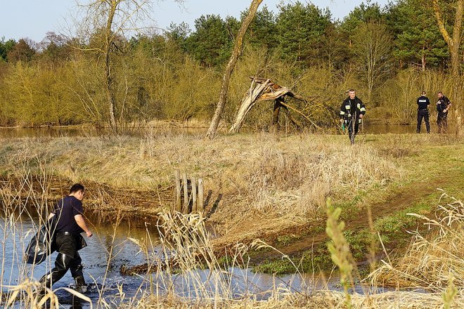 W Narwi znaleziono zwłoki mężczyzny [10.04.2018] - zdjęcie #7 - eOstroleka.pl