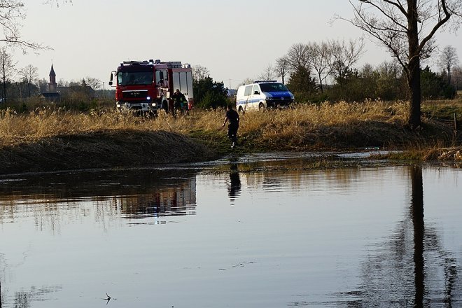 W Narwi znaleziono zwłoki mężczyzny [10.04.2018] - zdjęcie #12 - eOstroleka.pl