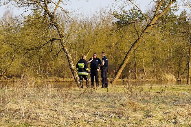 W Narwi znaleziono zwłoki mężczyzny [10.04.2018] - zdjęcie #17 - eOstroleka.pl