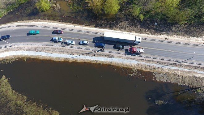 Kolizja na drodze dojazdowej do tymczasowego mostu w Ostrołęce [20.04.2018] - zdjęcie #9 - eOstroleka.pl