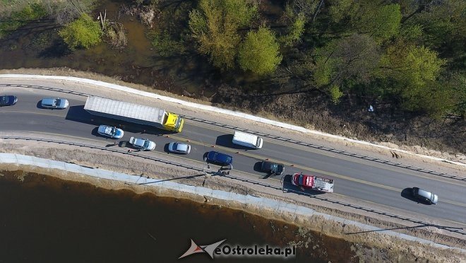 Kolizja na drodze dojazdowej do tymczasowego mostu w Ostrołęce [20.04.2018] - zdjęcie #12 - eOstroleka.pl