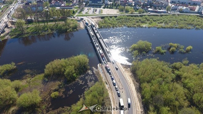 Kolizja na drodze dojazdowej do tymczasowego mostu w Ostrołęce [20.04.2018] - zdjęcie #13 - eOstroleka.pl