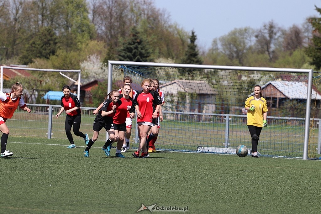 Mistrzostwa Ostrołęki szkół średnich w piłce nożnej kobiet [23.04.2018] - zdjęcie #8 - eOstroleka.pl