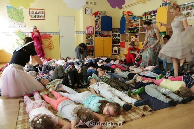 Edukacyjny spektakl w Krainie Misiów [24.04.2018] - zdjęcie #16 - eOstroleka.pl