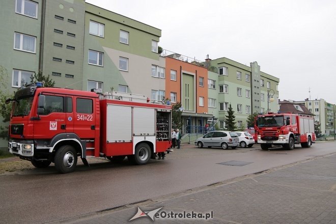 Strażacka interwencja w bloku przy ulicy Madalińskiego [25.04.2018] - zdjęcie #1 - eOstroleka.pl