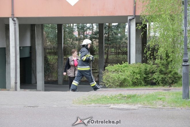Strażacka interwencja w bloku przy ulicy Madalińskiego [25.04.2018] - zdjęcie #2 - eOstroleka.pl