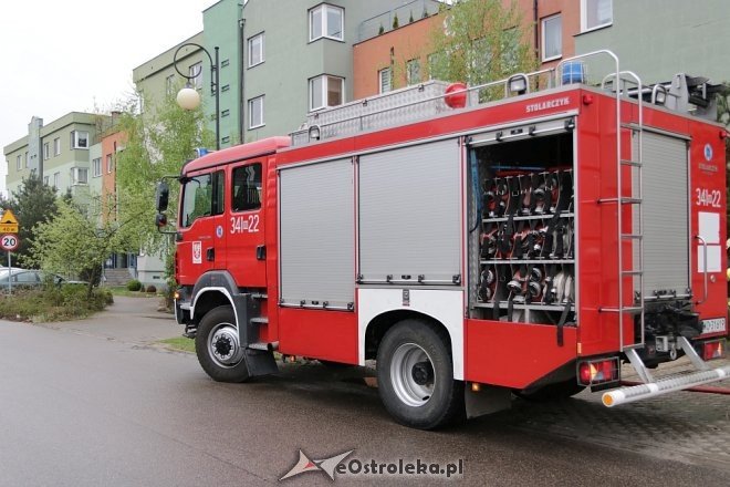 Strażacka interwencja w bloku przy ulicy Madalińskiego [25.04.2018] - zdjęcie #9 - eOstroleka.pl