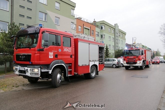Strażacka interwencja w bloku przy ulicy Madalińskiego [25.04.2018] - zdjęcie #23 - eOstroleka.pl