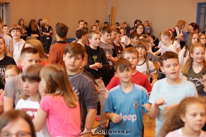 Dzień tańca w ostrołęckiej „dziesiątce” [25.04.2018] - zdjęcie #1 - eOstroleka.pl