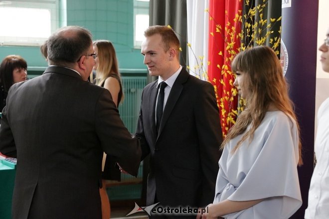 Rozdanie świadectw maturalnych w ZSZ nr 2 w Ostrołęce [27.04.2018] - zdjęcie #37 - eOstroleka.pl