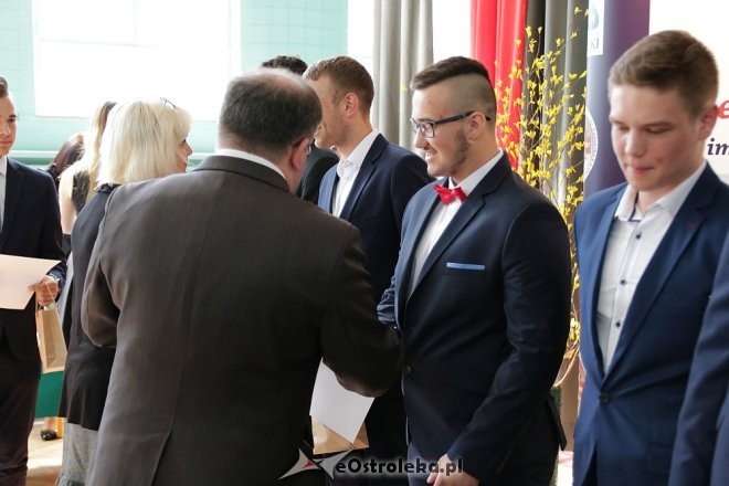 Rozdanie świadectw maturalnych w ZSZ nr 2 w Ostrołęce [27.04.2018] - zdjęcie #101 - eOstroleka.pl