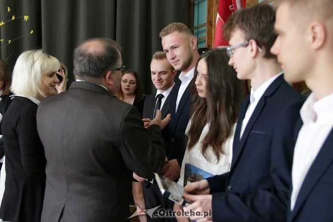 Rozdanie świadectw maturalnych w ZSZ nr 2 w Ostrołęce [27.04.2018] - zdjęcie #18 - eOstroleka.pl
