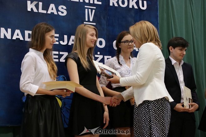 Rozdanie świadectw maturalnych w ZSZ nr 4 [27.04.2018] - zdjęcie #6 - eOstroleka.pl