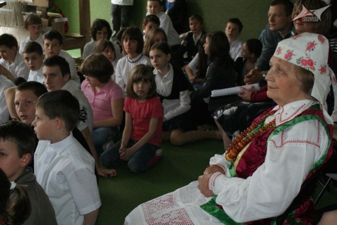 „Psiękne, bo kurpsioskie” – niezwykła wystawa w SP nr 10 (11.05.2010) - zdjęcie #26 - eOstroleka.pl