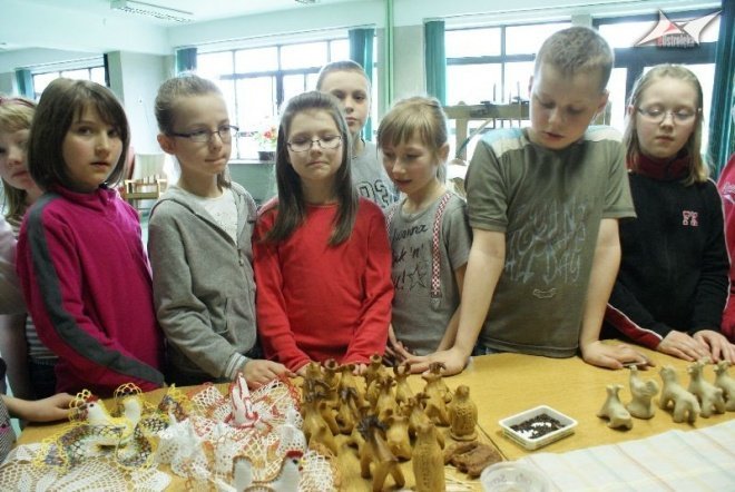 „Psiękne, bo kurpsioskie” – niezwykła wystawa w SP nr 10 (11.05.2010) - zdjęcie #4 - eOstroleka.pl