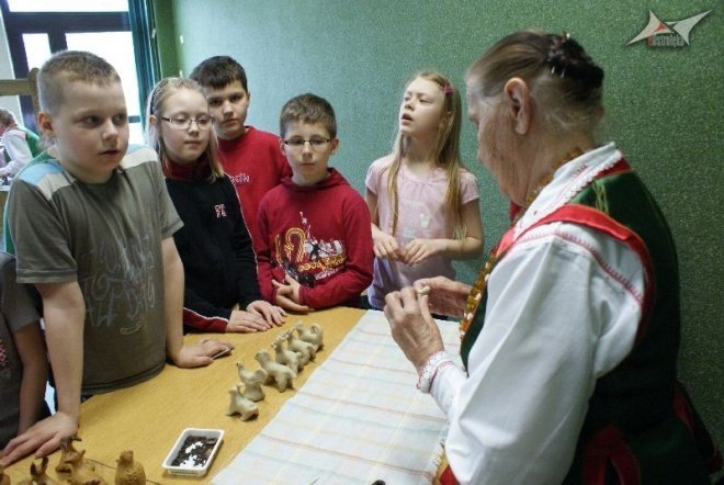 „Psiękne, bo kurpsioskie” – niezwykła wystawa w SP nr 10 (11.05.2010) - zdjęcie #3 - eOstroleka.pl