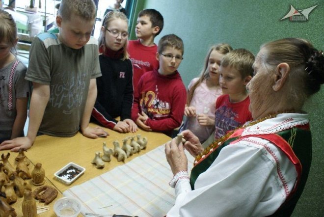 „Psiękne, bo kurpsioskie” – niezwykła wystawa w SP nr 10 (11.05.2010) - zdjęcie #1 - eOstroleka.pl
