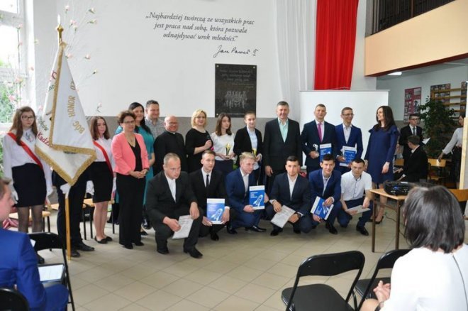 Rozdanie świadectw maturalnych w ZSP w Kadzidle [01.05.2018] - zdjęcie #9 - eOstroleka.pl