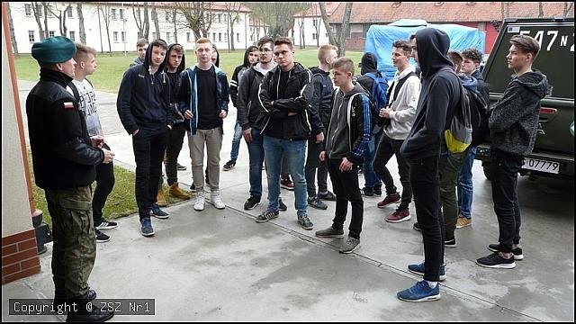 Uczniowie ZSZ nr 1 z wizytą na poligonie w Bemowie Piskim [04.05.2018] - zdjęcie #10 - eOstroleka.pl