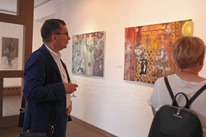 Wernisaż wystawy „Wakacje Z Dom Perignonem” w Galerii Ostrołęka [16.05.2018] - zdjęcie #10 - eOstroleka.pl