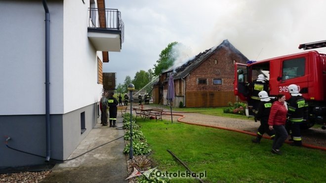 Pożar w Obierwi. Trwa akcja gaśnicza [22.05.2018] - zdjęcie #11 - eOstroleka.pl
