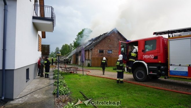Pożar w Obierwi. Trwa akcja gaśnicza [22.05.2018] - zdjęcie #12 - eOstroleka.pl