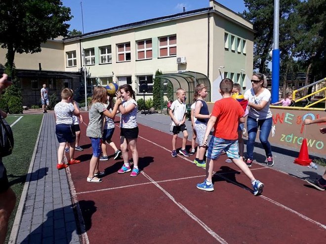 Sportowy Dzień Dziecka w ostrołęckiej „czwórce” [,01.06.2018] - zdjęcie #15 - eOstroleka.pl