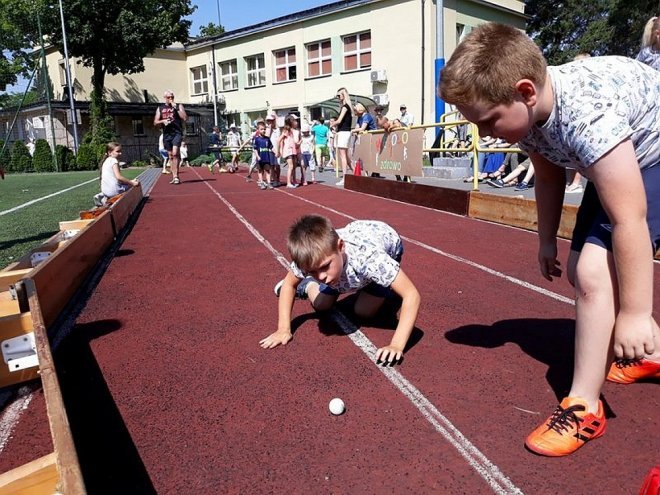 Sportowy Dzień Dziecka w ostrołęckiej „czwórce” [,01.06.2018] - zdjęcie #16 - eOstroleka.pl