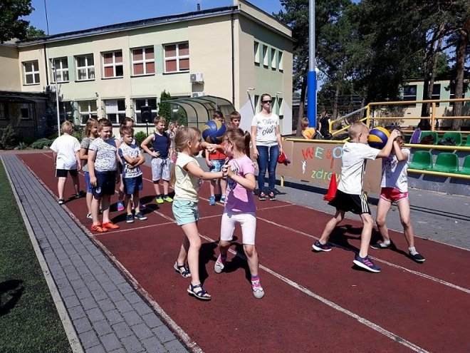 Sportowy Dzień Dziecka w ostrołęckiej „czwórce” [,01.06.2018] - zdjęcie #30 - eOstroleka.pl