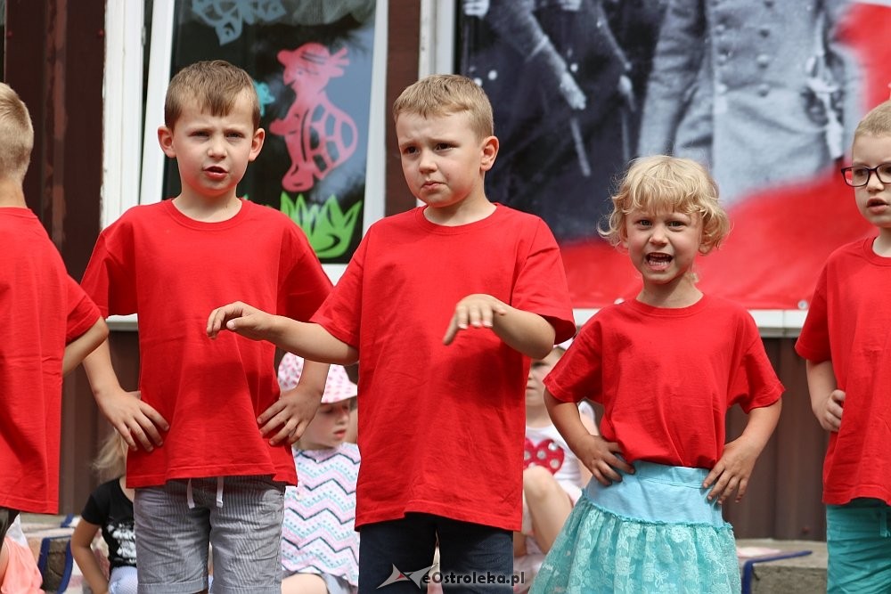 Rodzinny piknik patriotyczny w Przedszkolu Miejskim nr 10 [15.06.2018] - zdjęcie #60 - eOstroleka.pl