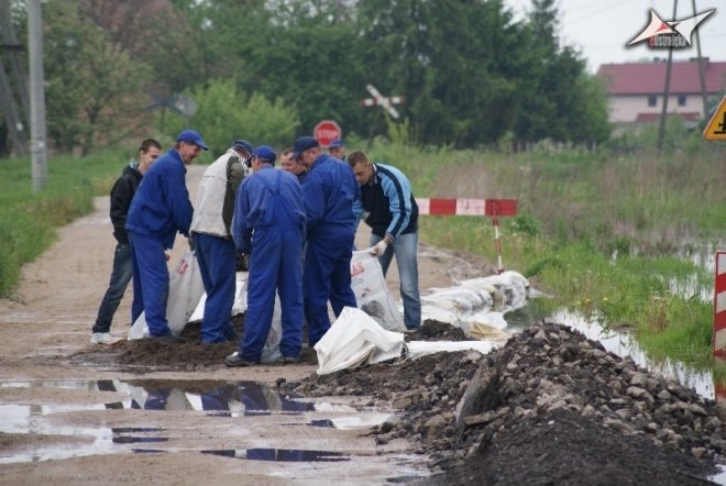 Podtopienia na Wiejskiej (19.05.2010) - zdjęcie #19 - eOstroleka.pl