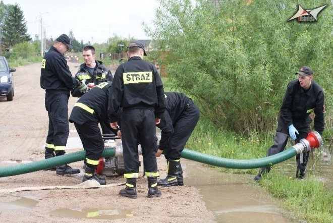 Podtopienia na Wiejskiej (19.05.2010) - zdjęcie #13 - eOstroleka.pl