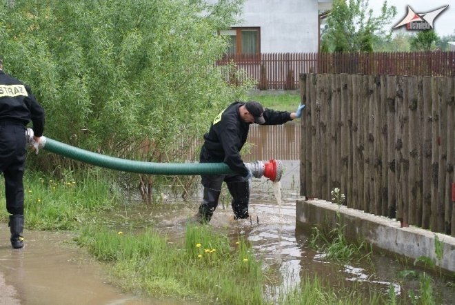 Podtopienia na Wiejskiej (19.05.2010) - zdjęcie #10 - eOstroleka.pl